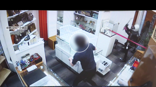 防カメが捉えた強盗の一部始終　質店の閉店作業中に乱入　店員と犯人が鉢合わせ　次々とショーケースを破壊…