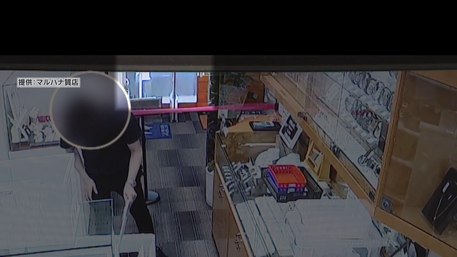 防カメが捉えた強盗の一部始終　質店の閉店作業中に乱入　店員と犯人が鉢合わせ　次々とショーケースを破壊…
