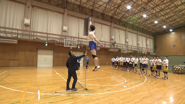 石川祐希選手に続く次世代のスター候補を発見! 魅力は“高校生No.1のジャンプ力”と“ブロックの上から打つ強烈スパイク” ジャンプ最高到達点は3m45cm 【男子バレーボール・柏﨑祐毅選手】