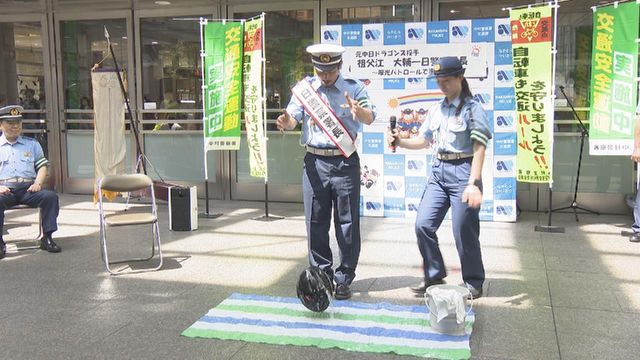 元ドラゴンズの祖父江大輔さんが一日署長 自転車ヘルメットの着用を呼びかける 中村警察署