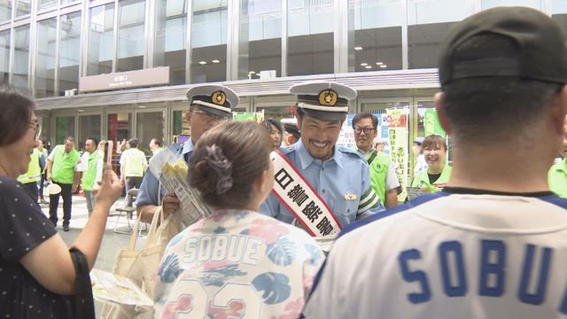 元ドラゴンズの祖父江大輔さんが一日署長 自転車ヘルメットの着用を呼びかける 中村警察署