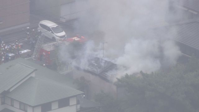 住宅街で火事　消火活動が続く　名古屋・港区（25日午後３時半時点）