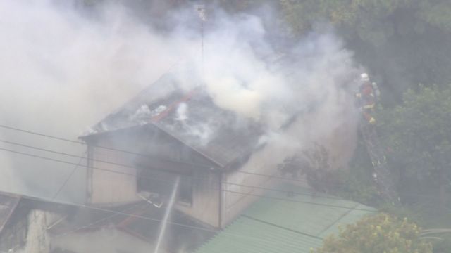 住宅街で火事　消火活動が続く　名古屋・港区（25日午後３時半時点）