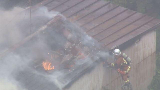 住宅街で火事　消火活動が続く　名古屋・港区（25日午後３時半時点）