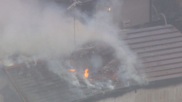 住宅街で火事　消火活動が続く　名古屋・港区（25日午後３時半時点）
