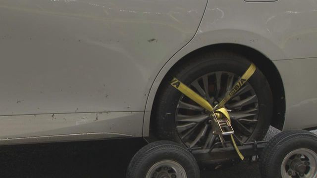 水没車両の搬出作業始まる　浸水被害の地下駐車場　作業完了のめどは立っておらず　三重・四日市市