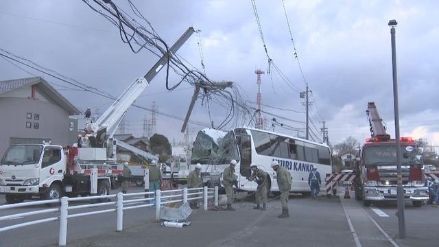 大型バスが電柱に衝突　運転手｢ぼんやりしていたらぶつかった｣　愛知・半田市