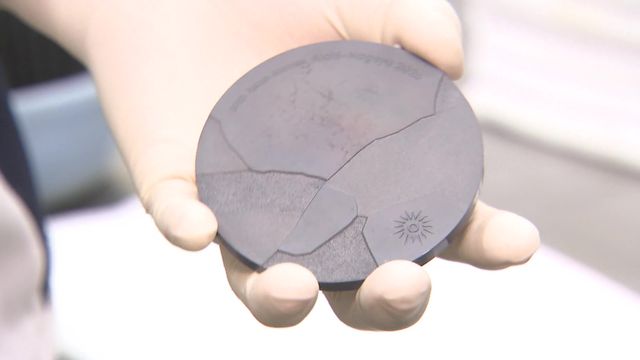 アジア大会メダルの製作現場へ 予想外が連発!メダルのレシピ 美しさの秘密はドボン&ぺちん!? 大会スローガンを亀裂に込めて