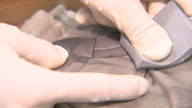 アジア大会メダルの製作現場へ 予想外が連発!メダルのレシピ 美しさの秘密はドボン&ぺちん!? 大会スローガンを亀裂に込めて