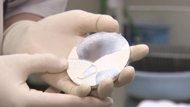 アジア大会メダルの製作現場へ 予想外が連発!メダルのレシピ 美しさの秘密はドボン&ぺちん!? 大会スローガンを亀裂に込めて