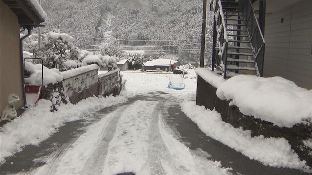 「坂道を上れなかったので歩行者に押してもらっていたら滑り落ちた」  雪の坂道で車にひかれ男性(73)死亡　当時現場付近では約10センチの積雪　岐阜・下呂市