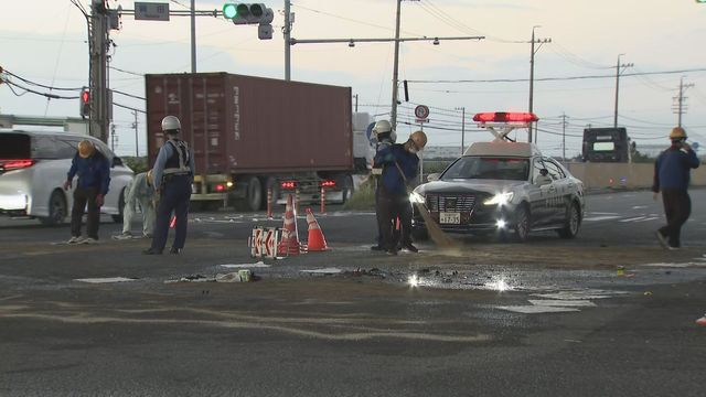 積み荷の軽油約200リットルが漏れ出す 大型トラックとトレーラーが衝突 運転手は意識あり 弥富市の西尾張中央道(10月27日午後6時30分)