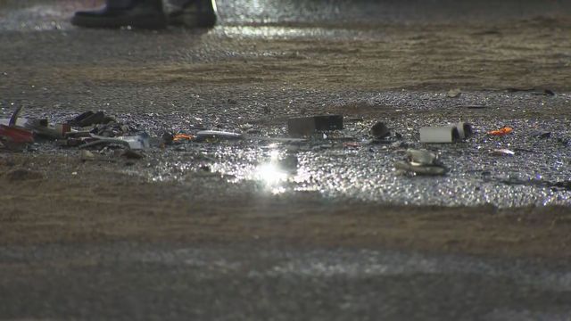 積み荷の軽油約200リットルが漏れ出す 大型トラックとトレーラーが衝突 運転手は意識あり 弥富市の西尾張中央道(10月27日午後6時30分)