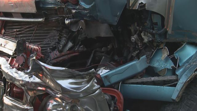 積み荷の軽油約200リットルが漏れ出す 大型トラックとトレーラーが衝突 運転手は意識あり 弥富市の西尾張中央道(10月27日午後6時30分)