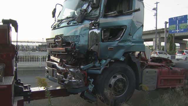 積み荷の軽油約200リットルが漏れ出す 大型トラックとトレーラーが衝突 運転手は意識あり 弥富市の西尾張中央道(10月27日午後6時30分)