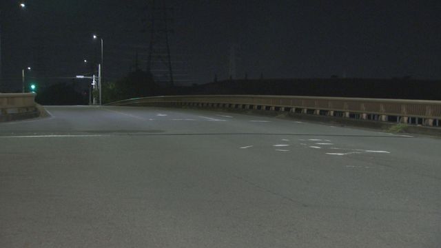 乗用車とバイクの事故　バイク男性は頭から出血で重体　愛知・半田市