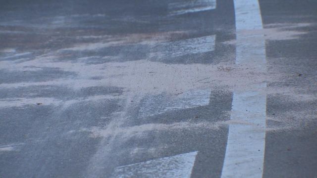 定員４人の車に６人乗車か　名張市で軽乗用車が横転　５人死亡１人重傷　ハンドル操作誤って電柱に衝突の可能性