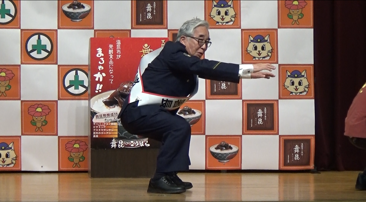 長寿】俳優・大村崑さん94歳が一日警察署長 高齢者の自転車事故に注意